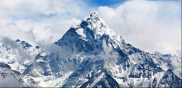 Cambio climático: el deshielo del Everest desentierra los fantasmas del pasado