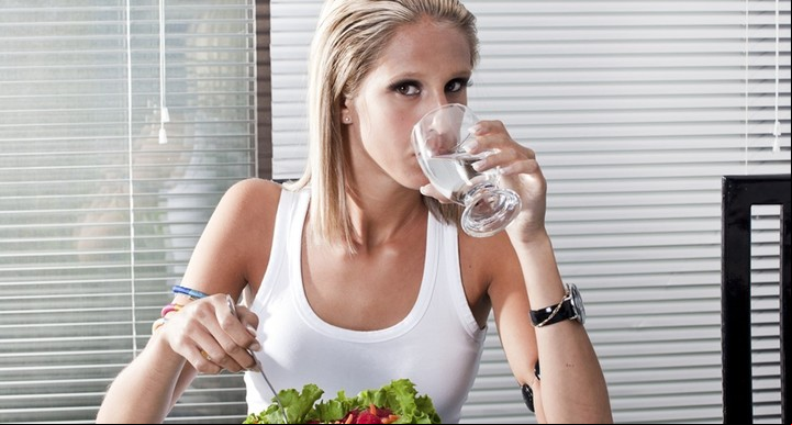 Beber agua con gas antes o durante las comidas para adelgazar.