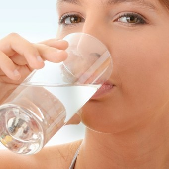 Beber agua antes de la comida ayuda a bajar de peso: ¿mito o realidad?