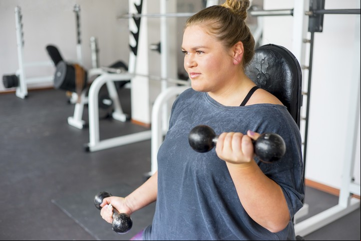 A los 30 años empezamos a perder masa muscular. El valor de las pesas. Rutina. Salud vital./ Shutterstock.