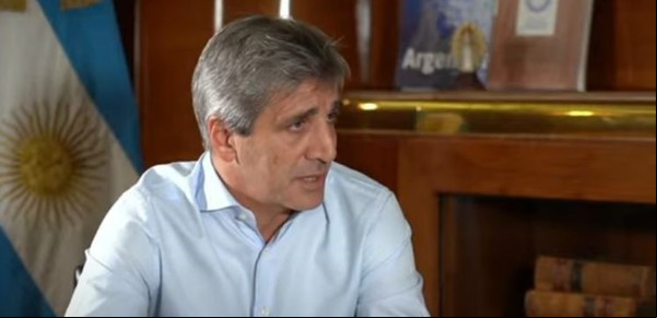 Luis Caputo defendió la motosierra de Javier Milei y explicó por qué "hay que privatizar todas las empresas públicas"