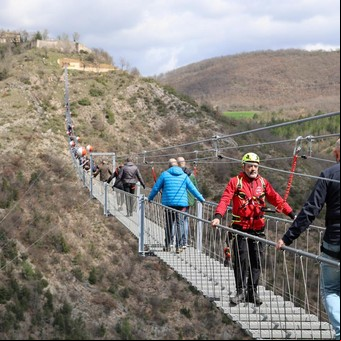 Cómo es y dónde está el puente tibetano más alto de Europa