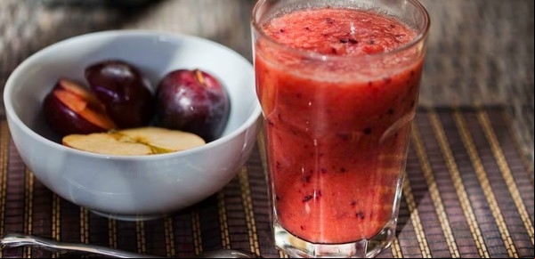 Batido de ciruela, chía y manzana: para qué sirve y cuál es la mejor hora para tomarlo