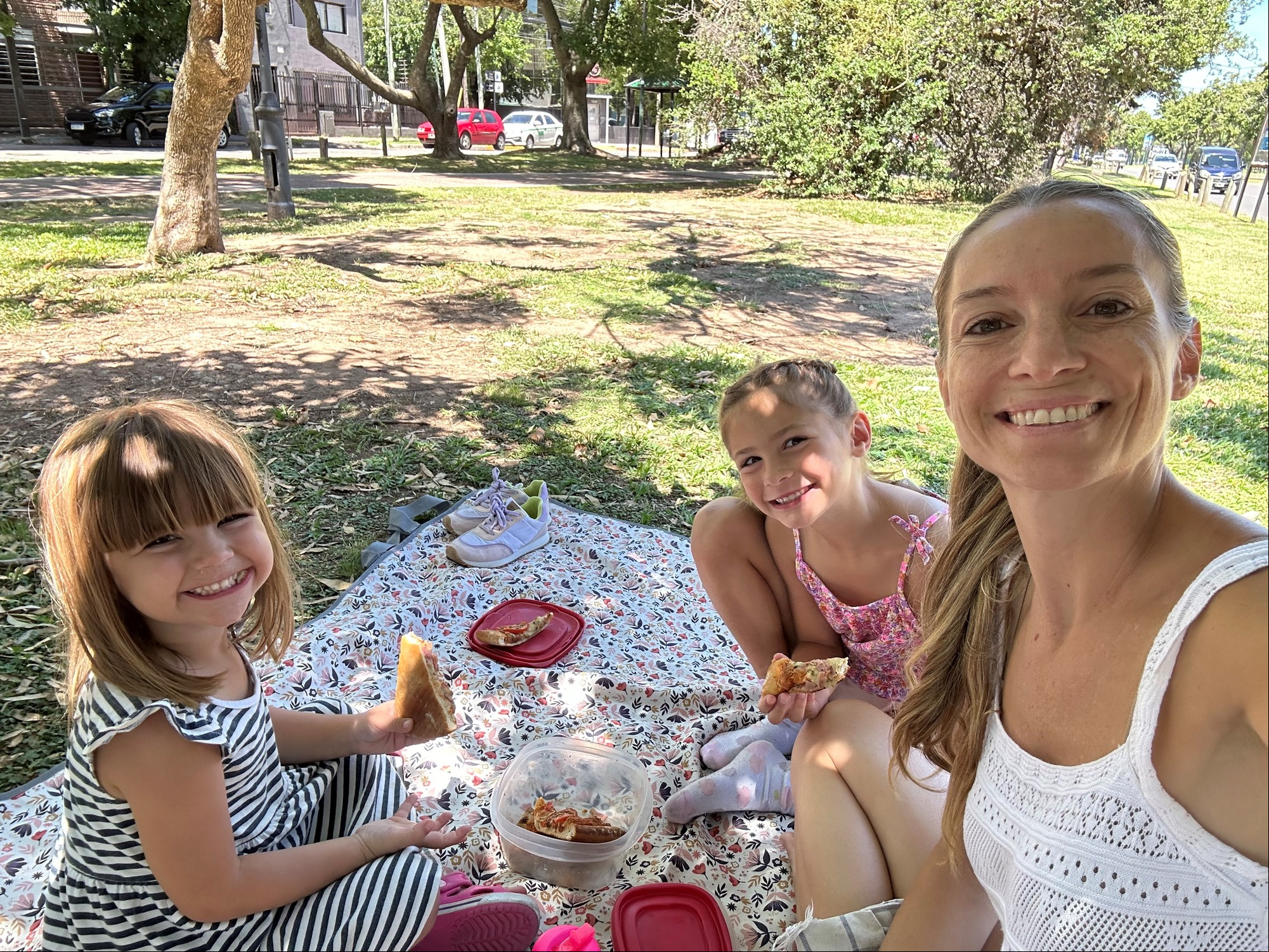 Sofía Stajcer junto a sus dos hijas. Foto gentileza.