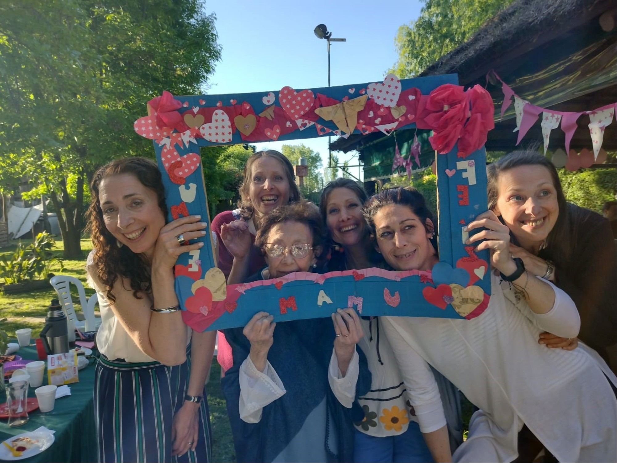 Claudia Lange (al centro), junto a su mamá y sus hermanas. Foto gentileza.