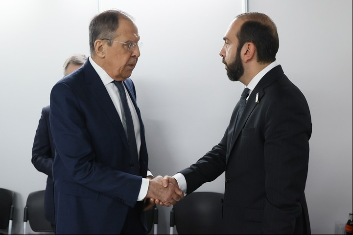 El canciller de Armenia, Ararat Mirzoyan, y su par de Rusia, Sergei Lavrov, en un encuentro en noviembre pasado durante una cumbre en Macedonia. Foto: AP
