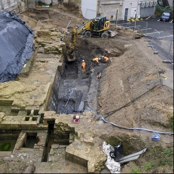 Bajo un hotel del 1700 descubrieron un castillo medieval del 1300