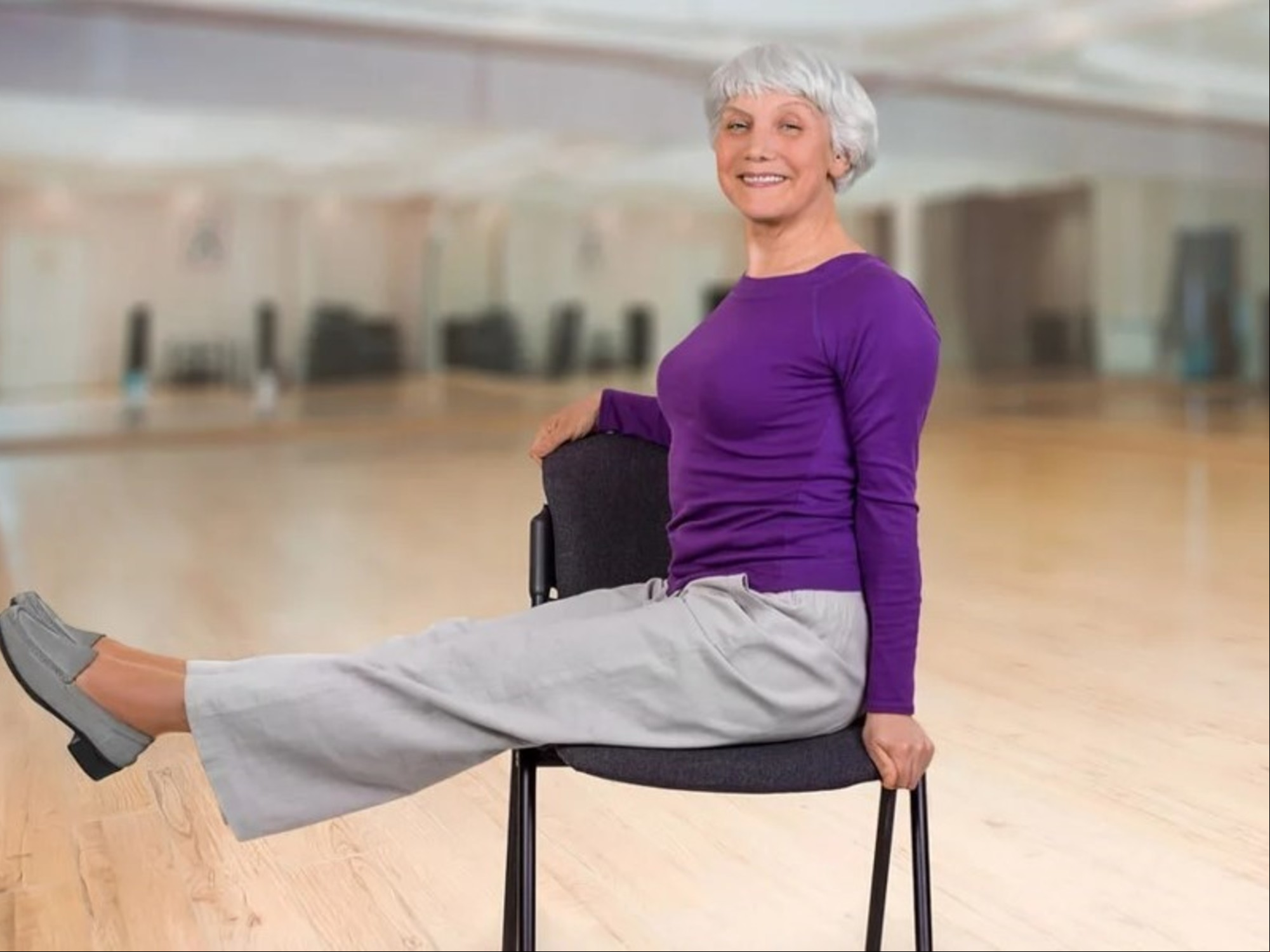 Con una silla sola se pueden hacer un ejercicio básico muy completo. Eso sí: 5 días a la semana. Mujer sentada. Ejercicio, cardio, músculo, sóleo.