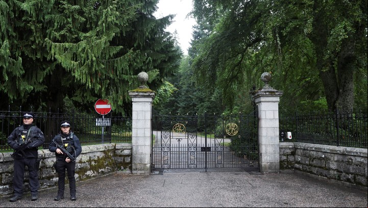 Policías custodian la entrada del castillo de Balmoral en los últimos días de la reina Isabel. Foto: Reuters