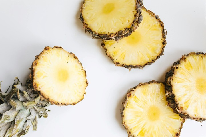 La piña es antioxidante, combate el insomnio y tiene propiedades favorables al tránsito intestinal. Foto: Pexels.
