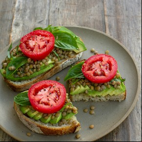 Bruschetta de palta y lentejas