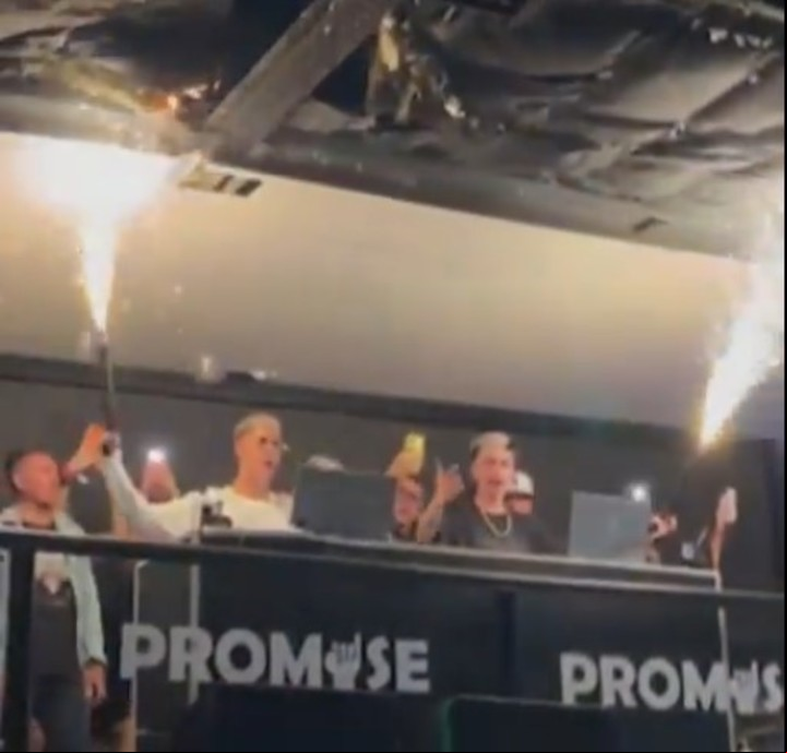 Las chispas impactaban contra el techo del boliche de Burzaco, que comenzaba a encenderse lentamente cuando otra persona alertó a uno de los DJs para que apunte hacia abajo.