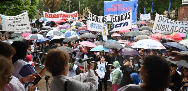 Por decreto, el Gobierno se corre de la paritaria docente, pero mantiene el poder de vetar los aumentos