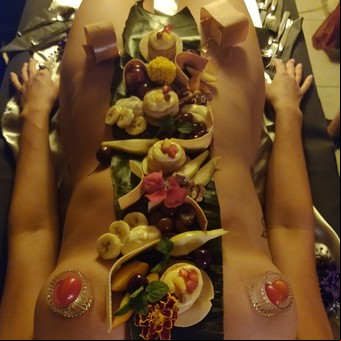 Emplatar en la piel y comer sobre un cuerpo: una experiencia de erotismo culinario para osados