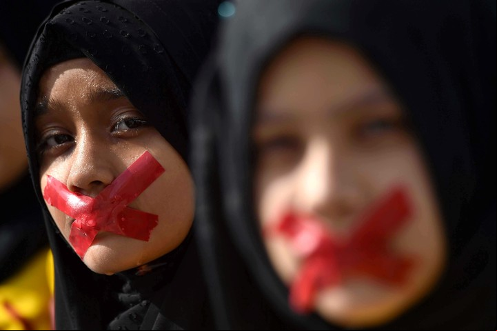 Asistentes a una manifestación convocada por paquistaníes chiíes en la jornada de Al-Quds en contra con las políticas de Israel en Oriente Próximo y en solidaridad con el pueblo palestino, este viernes en Karachi. EFE/SHAHZAIB AKBER