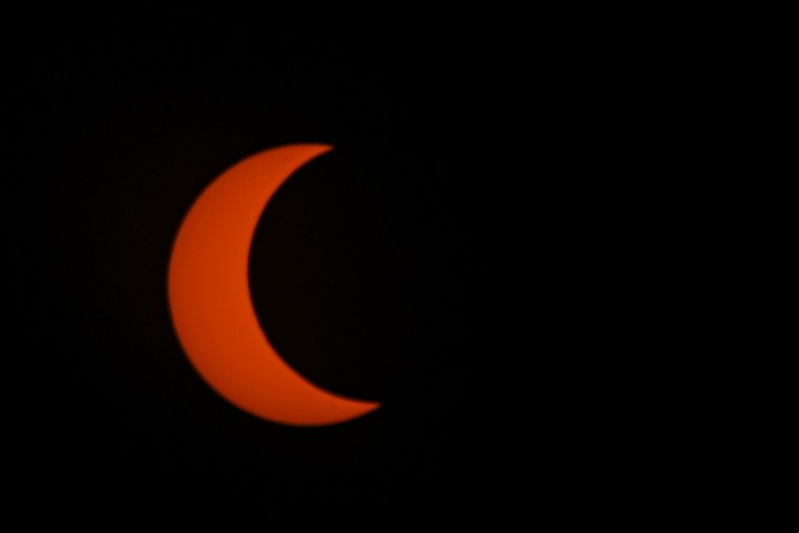 En los eclipses solares parciales la Luna sólo cubre una parte del Sol. Foto: EFE.