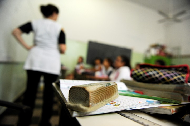 Alumnos con su docente en una aula de la escuela General Belgrano, en Florida.