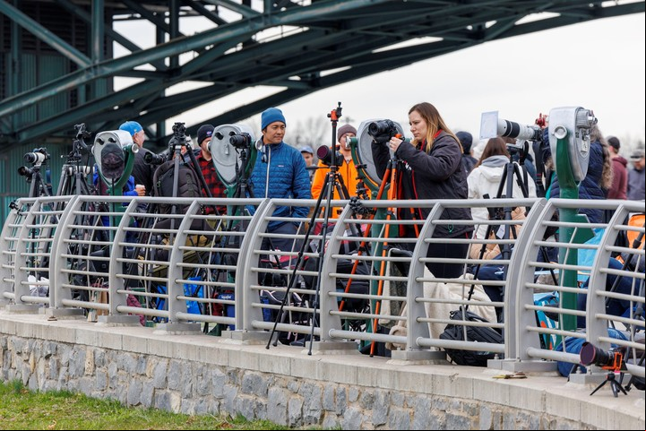 La gente esperando ver el eclipse solar en las cataratas del Niagara. Foto: EFE/EPA