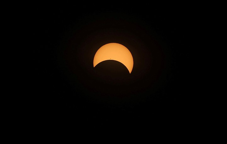Eclipse solar parcial a través de un filtro de visualización especial. Foto: REUTERS