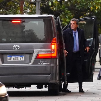 Subasta de autos en Diputados: cuánto pagaron por la van de lujo y el 4x4 que usó Sergio Massa
