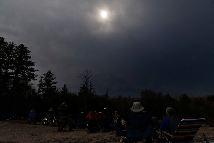 Todos miran hacia el cielo momentos antes de que el eclipse alcance la totalidad, en Lyons Falls. Foto: AP