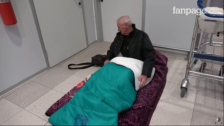 La bolsa de dormir que le entregaron los empleados del aeropuerto y donde dormía Arnaldo (captura de video).