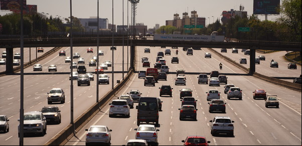 Tránsito peligroso: los "pisacolas" y la otra mala costumbre que causa choques en las autopistas