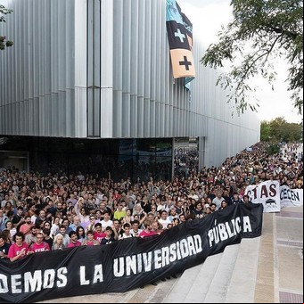 Multitudinario abrazo simbólico a la Facultad de Ciencias Exactas y Naturales de la UBA