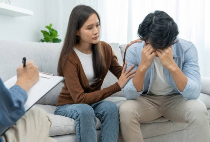 La inteligencia emocional ayuda a relacionarse con los otros.
