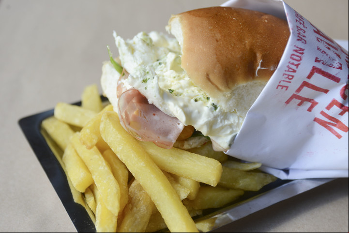 Los sándwiches salen con pan pebete. Foto:Constanza Niscovolos.