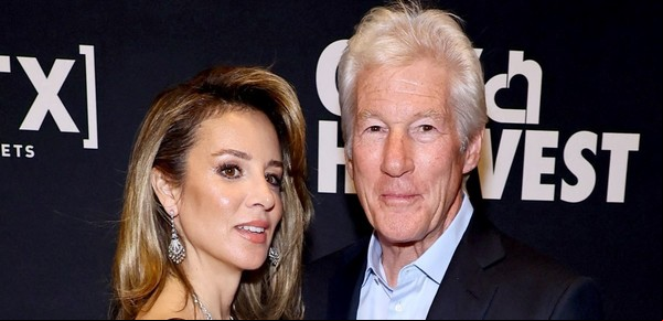 A sus 74, un galán de Hollywood reapareció en un evento con su esposa 33 años menor: las fotos