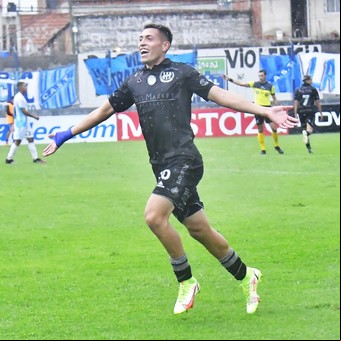 Quién es Toto Fernández, "el Riquelme de la B" que atendía un almacén y se suma al Racing de Costas