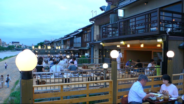 Restaurantes sobre el Río Kamo en Kioto, Japón.