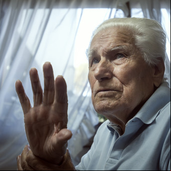 La historia del Oráculo de la TV: con sólo 6° grado, brilló en un programa de preguntas y respuestas, tiene 95 años, toma tres colectivos para ir a las galas de Gran hermano y es el niño mimado de Santiago del Moro