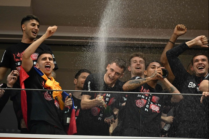 Wirtz, a pleno festejo de título con Exe Palacios y Xabi Alonso por detrás. Foto: Ina Fassbender/AFP.