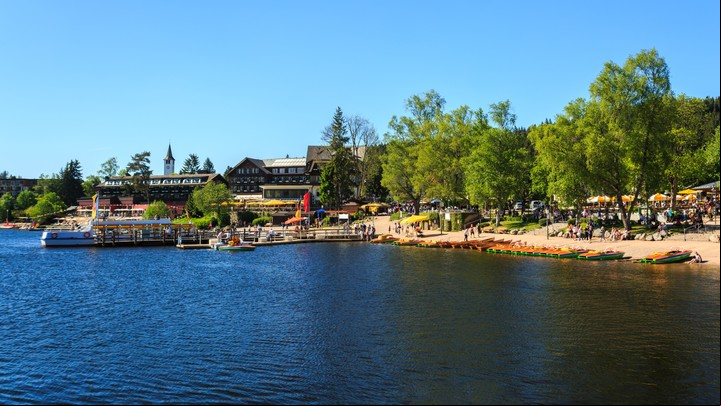Hacia el sur de Alemania, Titisee-Neustadt se encuentra a la orilla del lago Titisee. Foto Shutterstock