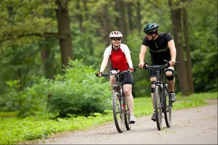 Andar en bicicleta, una actividad aeróbica que beneficia el corazón Foto iStock.