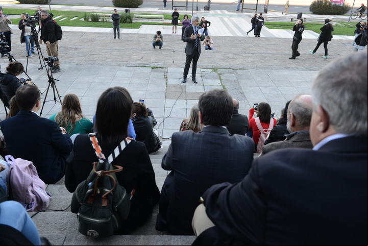Clase pública en las escalinatas de Derecho de la UBA. Foto Luciano Thieberger