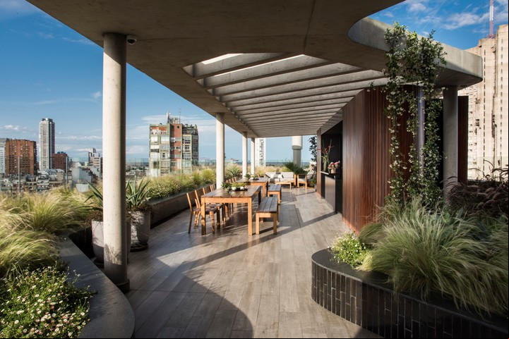 La terraza semicubierta, una de las atracciones de Be Plaza.