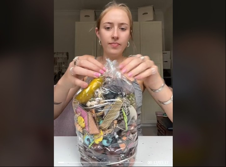 Situación. La australiana se grabó abriendo la bolsa de bijouterie en donde estaba el brazalete de plata. Foto: captura/@millieandchloeofficial.
