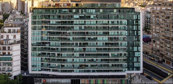 Be Plaza: en Palermo, un edificio que aprovecha la esquina y ciudad