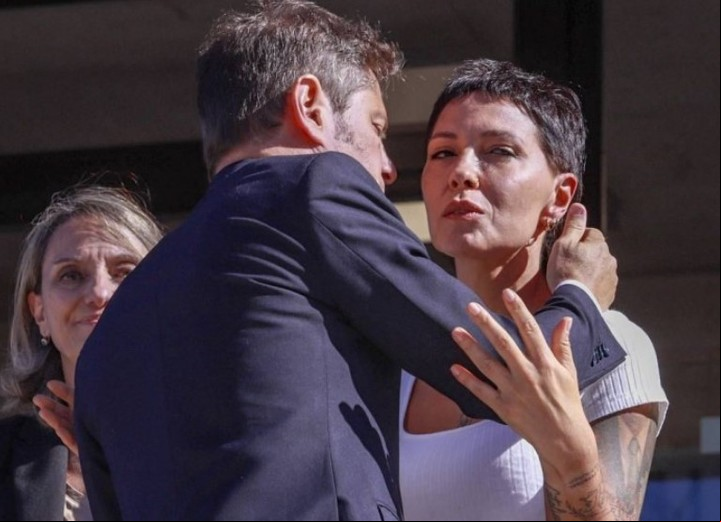Cara de pocos amigos. Mayra Mendoza le hace sentir la indiferencia a su gobernador, Axel Kicillof.