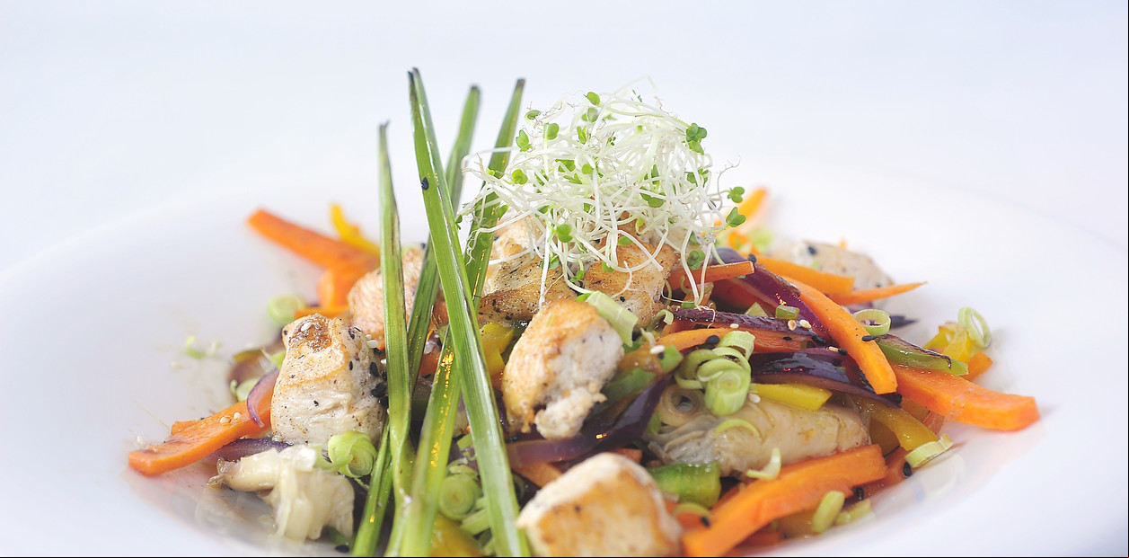 Pollo, verduras, aceite de oliva. Algunos ingredientes infaltables en la dieta Keto. Foto: Clarín.