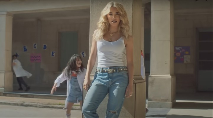 Lali Espósito, en el clip de "Laligera", grabado en un colegio público. Captura video.
