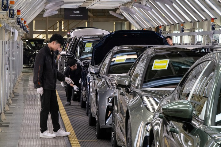 Una fábrica de vehículos eléctricos Zeekr en Ningbo, China. Para ensamblar vehículos eléctricos se necesitan muchos menos trabajadores que para fabricar coches de gasolina. Foto Gilles Sabrié para The New York Times