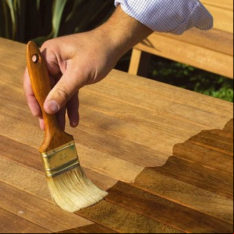 ¿Cómo puedo proteger la madera expuesta al sol y la lluvia?