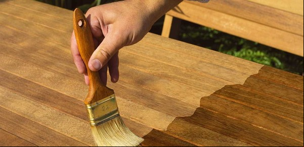 ¿Cómo puedo proteger la madera expuesta al sol y la lluvia?