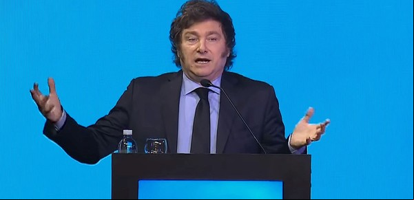El show de imitaciones de Javier Milei: parodió a economistas críticos como Carlos Melconian y tildó a Axel Kicillof de "chico soviético"