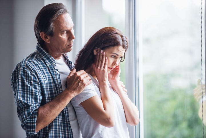 Otro de los puntos importantes para preservar el clima marital es el diálogo. Foto: ilustración Shutterstock,
