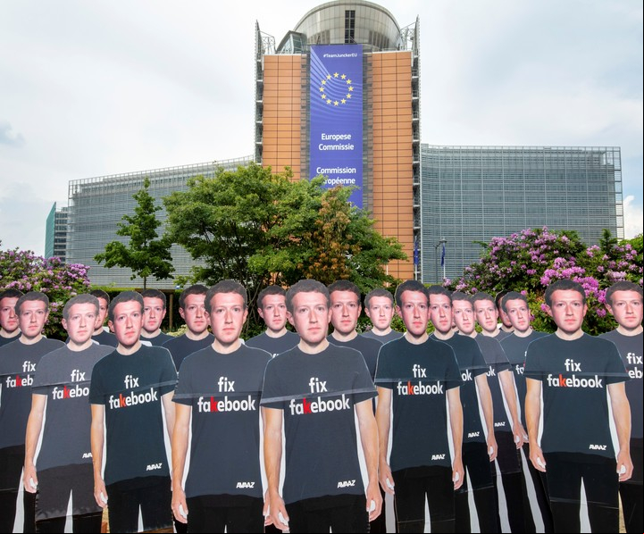 Ejército de falsos Zuckerbergs marcha hacia el Parlamento de la UE antes de la audiencia del CEO el martes 22 de mayo de 2018 en Bruselas. (Olivier Matthys/AP Images for AVAAZ)